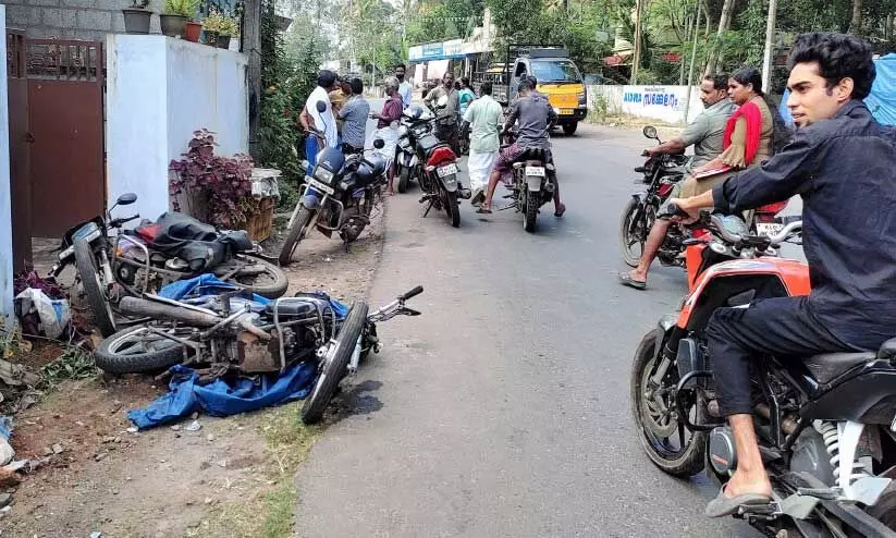 വിടിനു മുന്നില്‍ പാര്‍ക്ക് ചെയ്തിരുന്ന ബൈക്കുകള്‍ ഇടിച്ചുതെറിപ്പിച്ചു