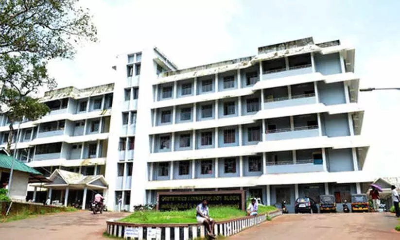 കോട്ടയം മെഡിക്കൽ കോളജ്; ജോലിയിൽ പ്രവേശിച്ചതിനുപിന്നാലെ പി.ആർ.ഒയെ പിരിച്ചുവിട്ടു കോട്ടയം മെഡിക്കൽ കോളജ്; ജോലിയിൽ പ്രവേശിച്ചതിനുപിന്നാലെ പി.ആർ.ഒയെ പിരിച്ചുവിട്ടു