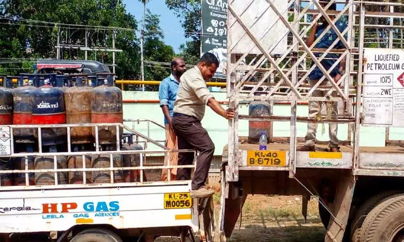 അനധികൃതമായി സൂക്ഷിച്ച 108 പാചകവാതക സിലിണ്ടറുകൾ പിടികൂടി