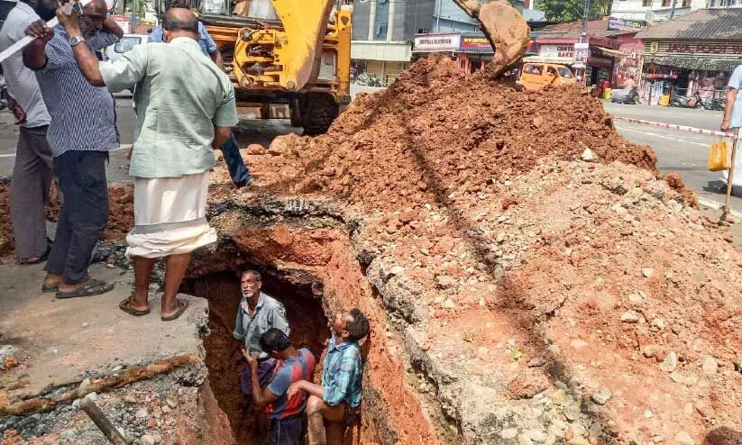 പൈപ്പ് പൊട്ടൽ പതിവ്; വൻതോതിൽ കുടിവെള്ളം പാഴാകുന്നു പൈപ്പ് പൊട്ടൽ പതിവ്; വൻതോതിൽ കുടിവെള്ളം പാഴാകുന്നു