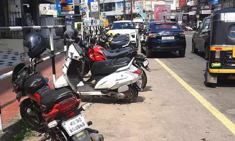 കൊട്ടാരക്കരയിൽ അനധികൃത പാർക്കിങ്; ഗതാഗത തടസ്സം കൊട്ടാരക്കരയിൽ അനധികൃത പാർക്കിങ്; ഗതാഗത തടസ്സം