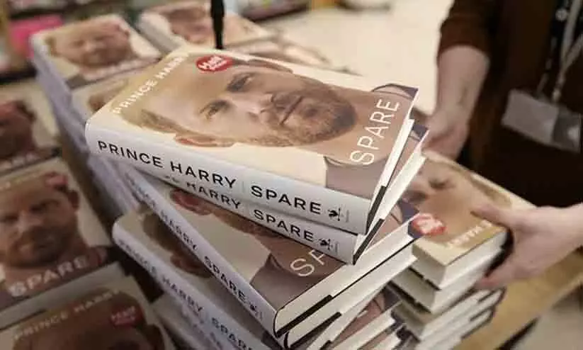 25 ലക്ഷം കോപ്പി, 165 കോടി രൂപ അഡ്വാൻസ്, 16 ഭാഷ; ഹാരിയുടെ പുസ്തകം വിപണിയിൽ