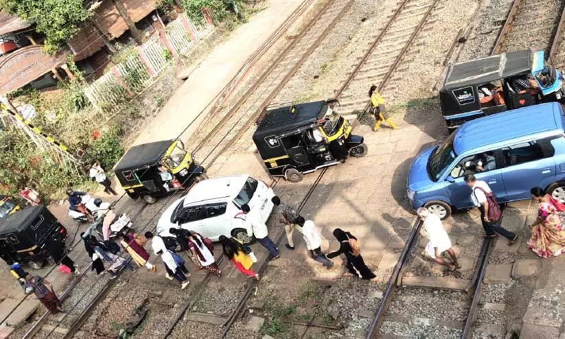 പാ​ല​ക്കു​ന്നി​ൽ പാളങ്ങൾ മുറിച്ചുകടക്കാൻ പാടുപെടും