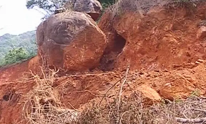 കുന്നിടിച്ചിൽ ഭീഷണി നേരിടുന്ന ആറു കുടുംബങ്ങൾക്ക് 42,29,400 രൂപ അനുവദിച്ചു കുന്നിടിച്ചിൽ ഭീഷണി നേരിടുന്ന ആറു കുടുംബങ്ങൾക്ക് 42,29,400 രൂപ അനുവദിച്ചു