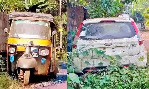 കോ​ര​ങ്ക​ണ്ടി-​താ​ളി​ക്കു​ണ്ട് റോ​ഡി​ൽ അ​നാ​ഥ​മാ​യി വാ​ഹ​ന​ങ്ങ​ൾ