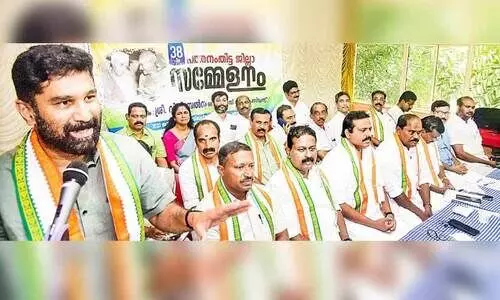 ഇ​ട​ത് സ​ർ​ക്കാ​ർ കേ​ര​ള​ത്തെ ക​ട​ക്കെ​ണി​യി​ലേ​ക്ക് ത​ള്ളി​വി​ടു​ന്നു -വി.​ടി. ബ​ൽ​റാം