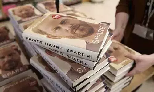 25 ലക്ഷം കോപ്പി, 165 കോടി രൂപ അഡ്വാൻസ്, 16 ഭാഷ; ഹാരിയുടെ പുസ്തകം വിപണിയിൽ