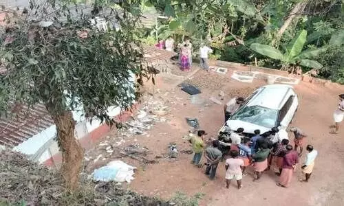 കാർ 60 അടി താഴെ വീടിന്റെ മേൽക്കൂരക്കു മുകളിൽ പതിച്ചു; ഒഴിവായത് വൻ ദുരന്തം