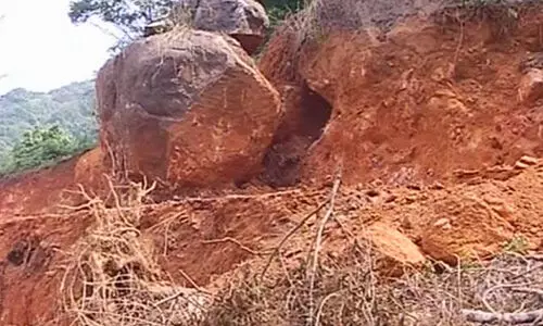 കുന്നിടിച്ചിൽ ഭീഷണി നേരിടുന്ന ആറു കുടുംബങ്ങൾക്ക് 42,29,400 രൂപ അനുവദിച്ചു കുന്നിടിച്ചിൽ ഭീഷണി നേരിടുന്ന ആറു കുടുംബങ്ങൾക്ക് 42,29,400 രൂപ അനുവദിച്ചു