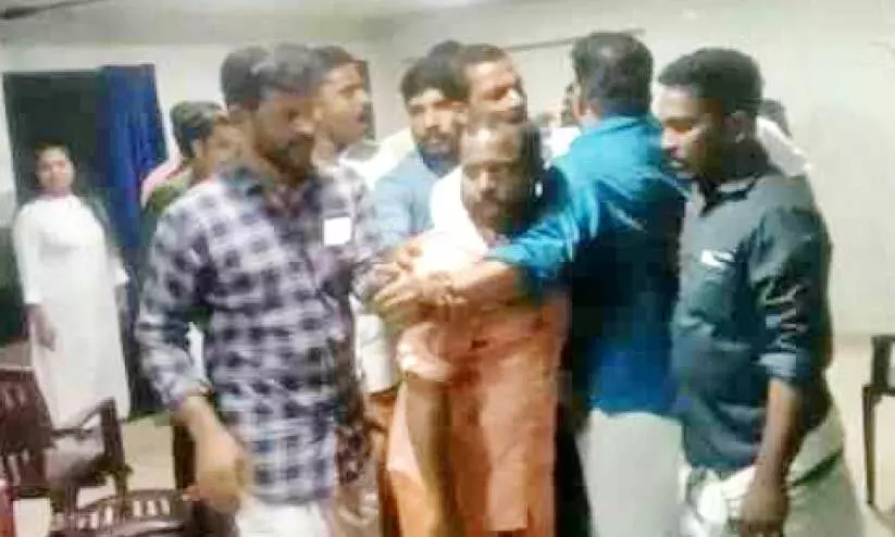 ബി.ജെ.പി യോഗം ആർ.എസ്.എസ് കൈയേറി; നേതാക്കൾക്ക് പരിക്ക്