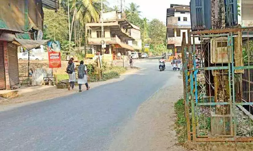 മലയോര ഹൈവേ; കൂടരഞ്ഞിയിൽ അശാസ്ത്രീയ നിർമാണമെന്ന് ആക്ഷേപം മലയോര ഹൈവേ; കൂടരഞ്ഞിയിൽ അശാസ്ത്രീയ നിർമാണമെന്ന് ആക്ഷേപം