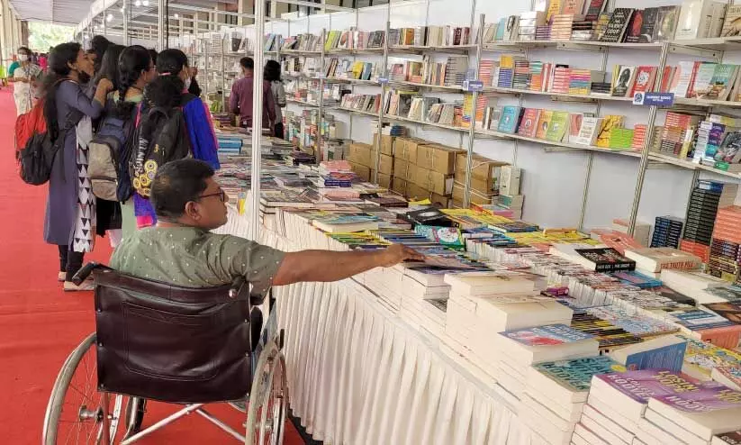 നിയമസഭാങ്കണത്തിൽ അക്ഷരവസന്തം; പുസ്തകപ്പുരകളിലേക്ക്​ യുവപ്രവാഹം