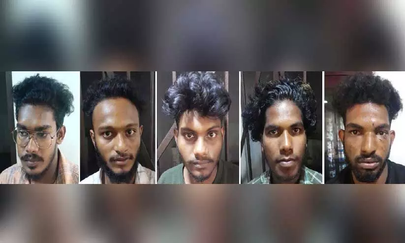 യുവാവിനെ ആക്രമിച്ച് ബൈക്കുകൾ തകർത്തു; അഞ്ചുപേർ പിടിയിൽ യുവാവിനെ ആക്രമിച്ച് ബൈക്കുകൾ തകർത്തു; അഞ്ചുപേർ പിടിയിൽ