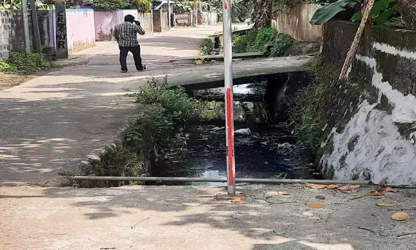 മേൽമൂടി നിർമാണം പാതിവഴിയിൽ; തോട് അപകടക്കെണി