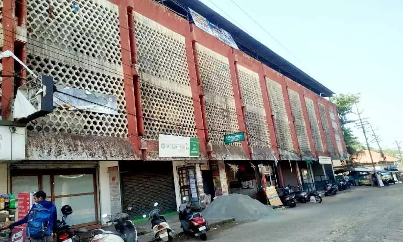 പൊ​ളി​ക്കാ​ൻ നി​ർ​ദേ​ശി​ച്ച കെ​ട്ടി​ട​ത്തി​ൽ കോ​ർ​പ​റേ​ഷ​ന്‍റെ ‘ന​വീ​ക​ര​ണ ധൂ​ർ​ത്ത്’