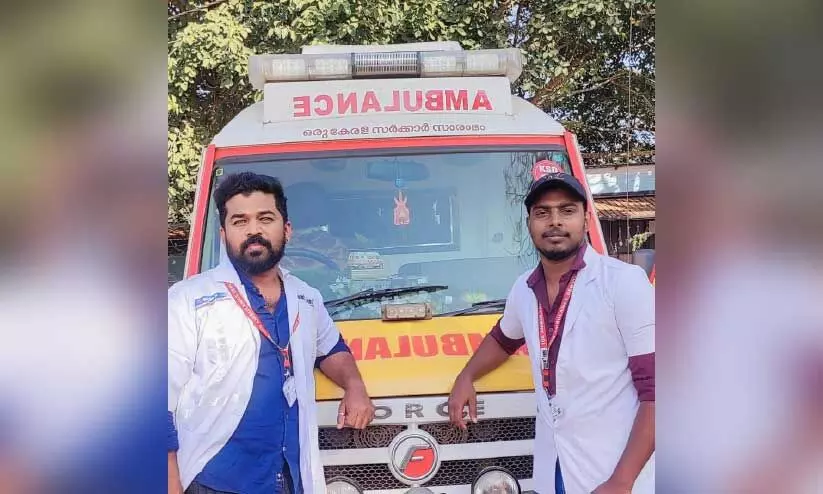 വീട്ടിൽ പ്രസവിച്ച ഝാർഖണ്ഡ് സ്വദേശിനിക്കും കുഞ്ഞിനും രക്ഷകരായി ആംബുലൻസ് ജീവനക്കാർ വീട്ടിൽ പ്രസവിച്ച ഝാർഖണ്ഡ് സ്വദേശിനിക്കും കുഞ്ഞിനും രക്ഷകരായി ആംബുലൻസ് ജീവനക്കാർ