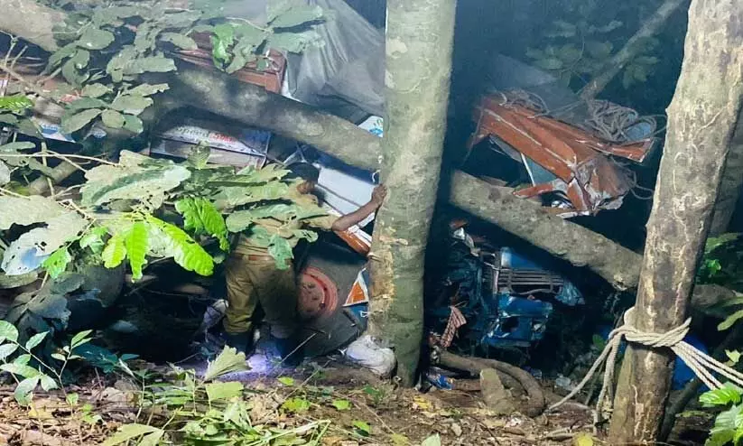 പേരിയ ചുരത്തിൽ ലോറി താഴ്ചയിലേക്ക് മറിഞ്ഞു; രണ്ടുപേർക്ക് പരിക്ക്