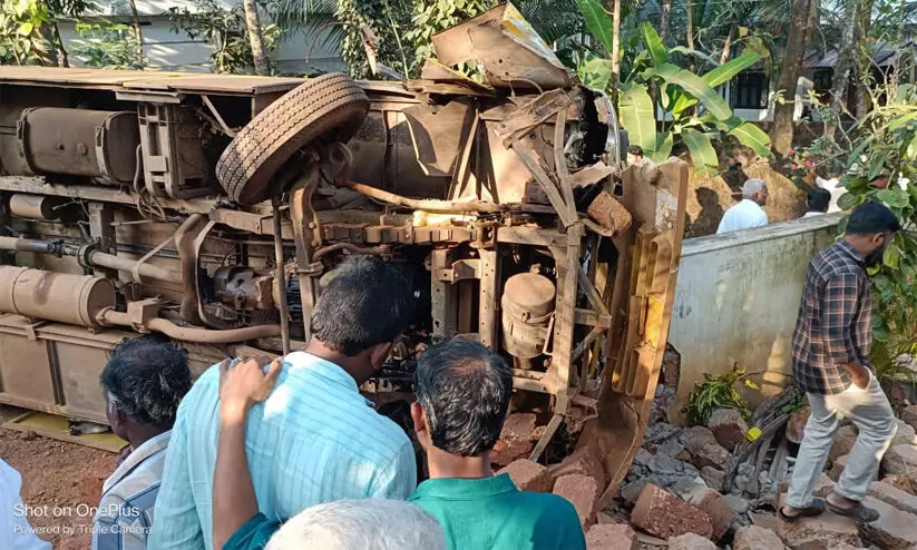 മലപ്പുറത്ത് സ്കൂൾ ബസ് മറിഞ്ഞ് കുട്ടി മരിച്ചു