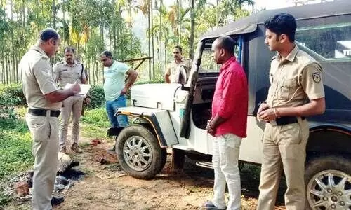 കു​ന്ന​മം​ഗ​ലം വ​യ​ൽ കൊ​ല​പാ​ത​കം; പ്ര​തി​യെ സം​ഭ​വസ്ഥ​ല​ത്തെ​ത്തി​ച്ച് തെ​ളി​വെ​ടു​പ്പ് ന​ട​ത്തി