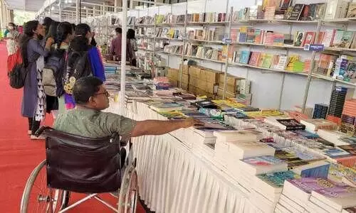 നിയമസഭാങ്കണത്തിൽ അക്ഷരവസന്തം; പുസ്തകപ്പുരകളിലേക്ക്​ യുവപ്രവാഹം