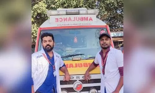 വീട്ടിൽ പ്രസവിച്ച ഝാർഖണ്ഡ് സ്വദേശിനിക്കും കുഞ്ഞിനും രക്ഷകരായി ആംബുലൻസ് ജീവനക്കാർ