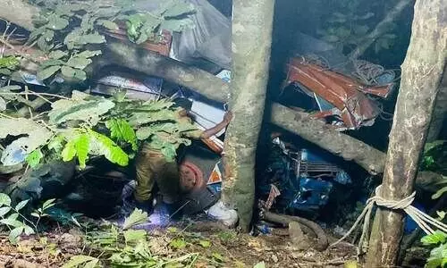 പേരിയ ചുരത്തിൽ ലോറി താഴ്ചയിലേക്ക് മറിഞ്ഞു; രണ്ടുപേർക്ക് പരിക്ക്