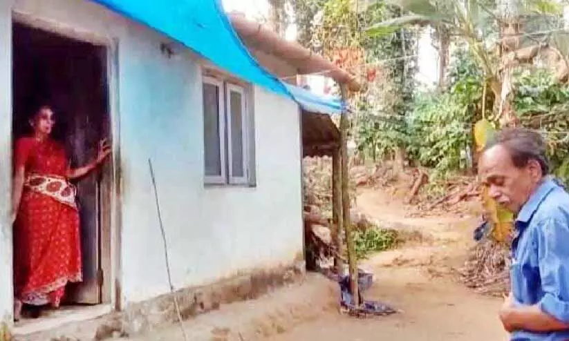 ഏതുനിമിഷവും വീടിന് മുകളിൽ മരക്കൊമ്പുകൾ പതിക്കാം; ഉറക്കം നഷ്ടപ്പെട്ട് വയോധിക ദമ്പതികൾ