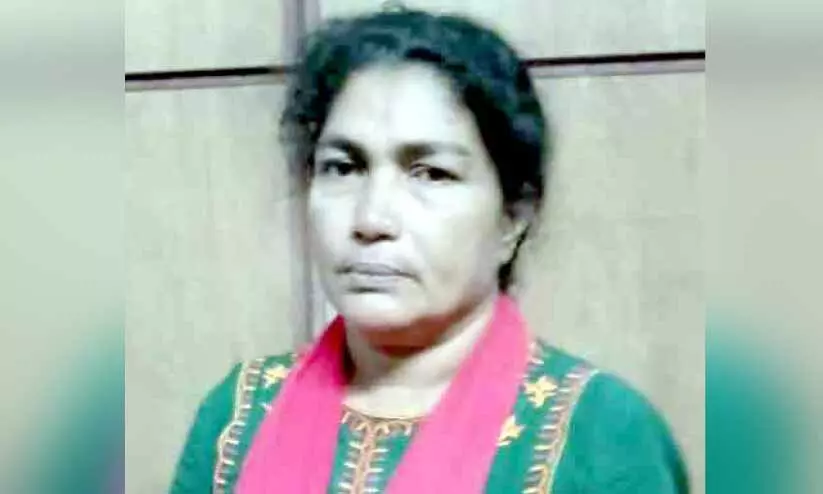 ചാരായം വാറ്റ്; വീട്ടമ്മയെ പിടികൂടി ചാരായം വാറ്റ്; വീട്ടമ്മയെ പിടികൂടി