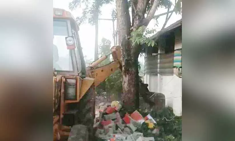 ദേശീയ പാത വികസനം; എടമുട്ടം യു.പി സ്കൂൾ പൊളിച്ചു തുടങ്ങി