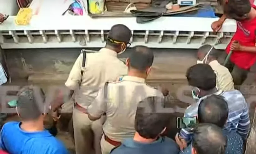 എറണാകുളത്ത് ഭാര്യയെ കൊന്ന് കുഴിച്ചിട്ടയാൾ അറസ്റ്റിൽ; മൃതദേഹത്തിനായി വീട്ടുമുറ്റം കുഴിച്ച് പരിശോധന എറണാകുളത്ത് ഭാര്യയെ കൊന്ന് കുഴിച്ചിട്ടയാൾ അറസ്റ്റിൽ; മൃതദേഹത്തിനായി വീട്ടുമുറ്റം കുഴിച്ച് പരിശോധന