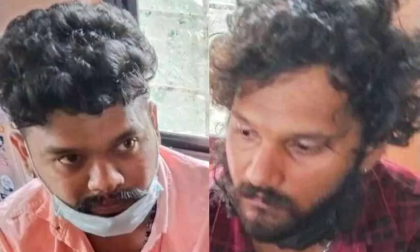 വോൾവോ ബസിൽ ഇരുതലമൂരി: രണ്ട് യുവാക്കൾ പിടിയില് വോൾവോ ബസിൽ ഇരുതലമൂരി: രണ്ട് യുവാക്കൾ പിടിയില്