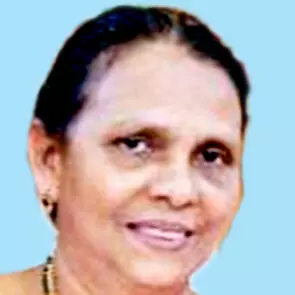 ബൈ​ക്കി​ല്‍ നി​ന്ന് വീ​ണ്  വീ​ട്ട​മ്മ മ​രി​ച്ചു