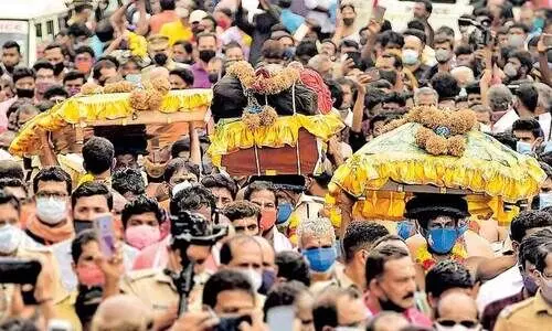 തിരുവാഭരണ ഘോഷയാത്ര പുറപ്പെട്ടു; പന്തളം കൊട്ടാരത്തിലെ അംഗം മരിച്ചതിനാൽ രാജപ്രതിനിധി ഒപ്പമില്ല