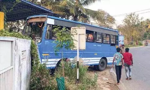 ബസ് മതിലിൽ ഇടിച്ച് 16 പേർക്ക് പരിക്ക്