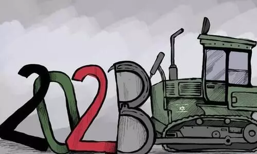 ആൾക്കൊത്ത് നിറംമാറും ഈ ഓന്ത് പദങ്ങൾ