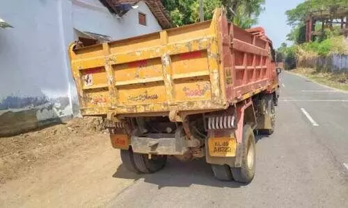 ടിപ്പർ പൊലീസ് പിടിച്ചെടുത്തു