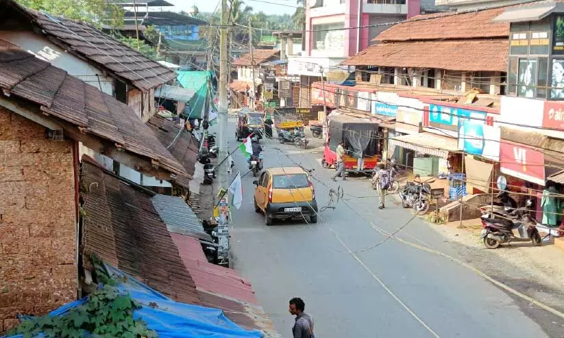 വികസനം വരണം; പക്ഷേ ഞങ്ങളെങ്ങനെ ജീവിക്കും? വികസനം വരണം; പക്ഷേ ഞങ്ങളെങ്ങനെ ജീവിക്കും?