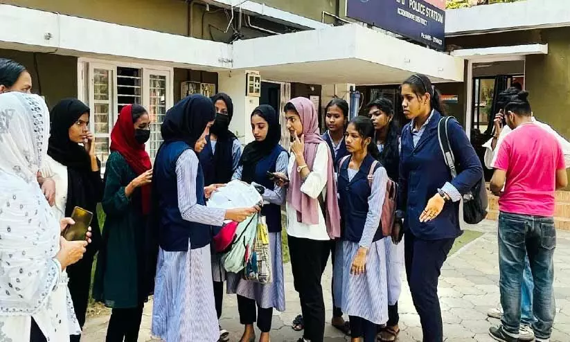 സർട്ടിഫിക്കറ്റിന്റെ അംഗീകാരത്തെ ചൊല്ലി മാവൂർ റോഡിലെ കോളജിൽ സമരം; സംഘർഷം