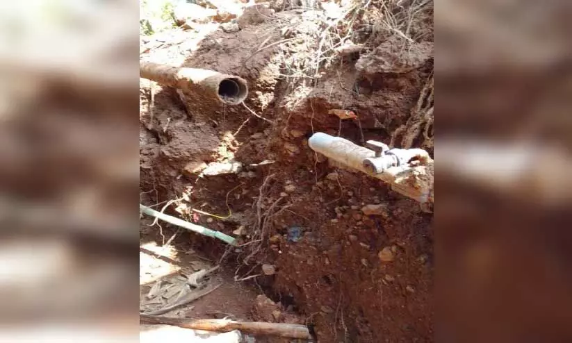 കുടിവെള്ള പൈപ്പ് പൊട്ടി; ആഴ്ചകളായി നാട്ടുകാർ ദുരിതത്തിൽ കുടിവെള്ള പൈപ്പ് പൊട്ടി; ആഴ്ചകളായി നാട്ടുകാർ ദുരിതത്തിൽ