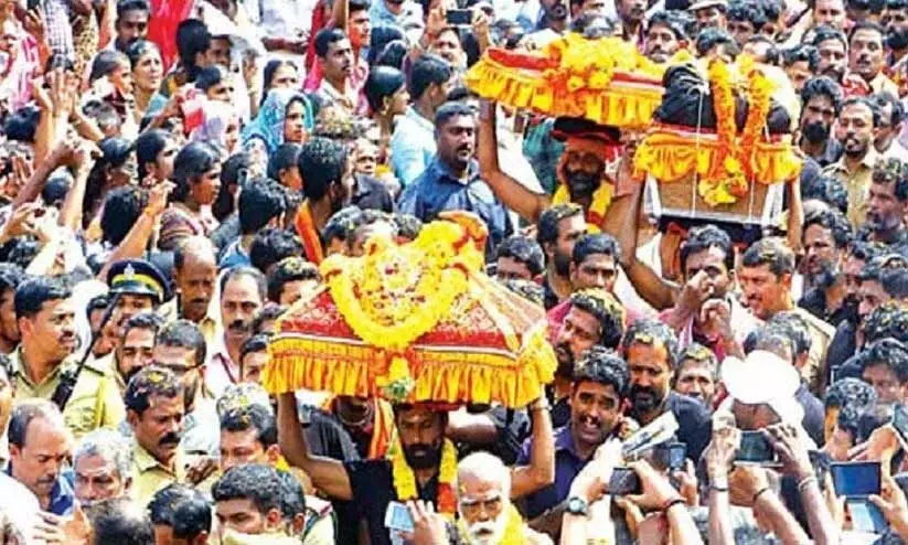 തിരുവാഭരണ ഘോഷയാത്ര നാളെ സന്നിധാനത്തെത്തും തിരുവാഭരണ ഘോഷയാത്ര നാളെ സന്നിധാനത്തെത്തും