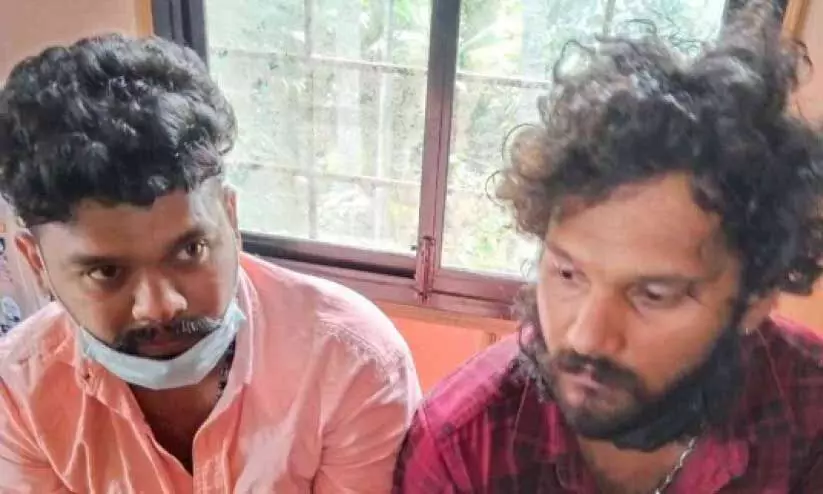 ഇരുതലമൂരിയെ കടത്തി; രണ്ടുപേർ പിടിയില് ഇരുതലമൂരിയെ കടത്തി; രണ്ടുപേർ പിടിയില്