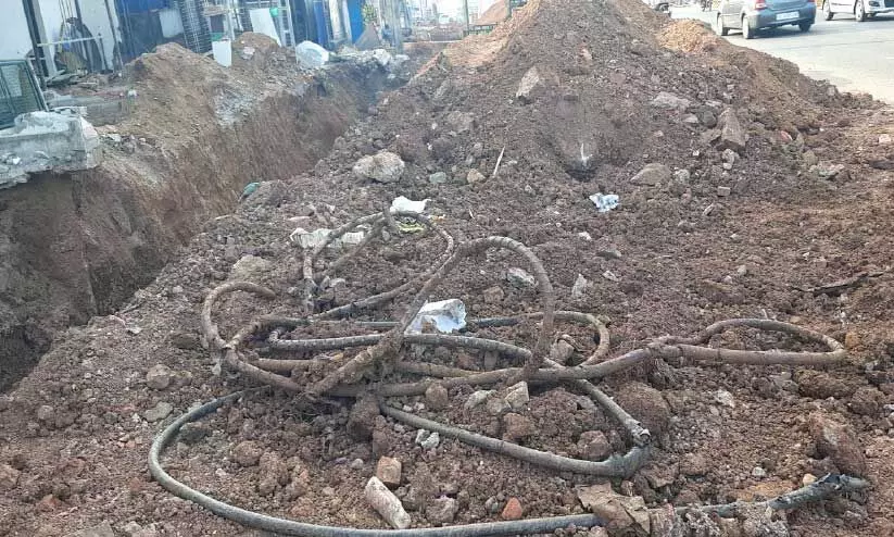 ദേശീയപാത പുനർനിർമാണം നാട്ടുകാരെ വലയ്ക്കുന്നു ദേശീയപാത പുനർനിർമാണം നാട്ടുകാരെ വലയ്ക്കുന്നു