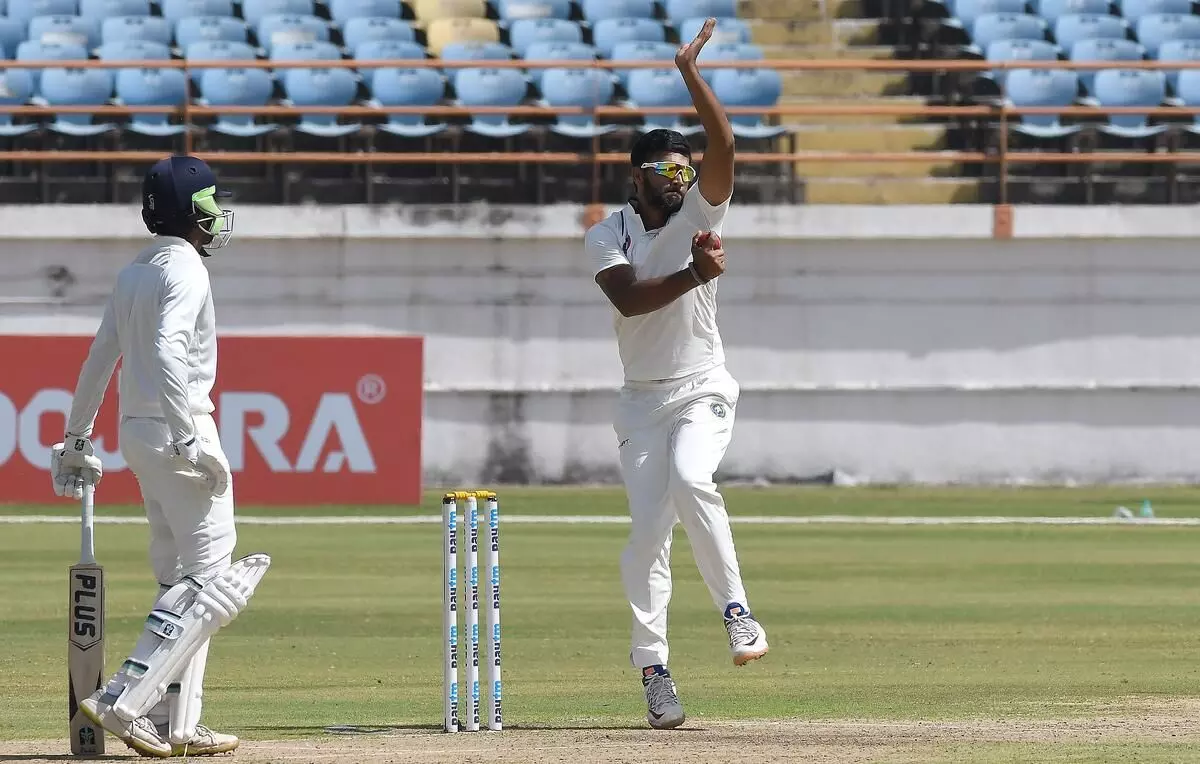 കൊടുങ്കാറ്റായി ജലജ് സക്സേന; സർവീസസിനെതിരെ ജയം മണത്ത് കേരളം കൊടുങ്കാറ്റായി ജലജ് സക്സേന; സർവീസസിനെതിരെ ജയം മണത്ത് കേരളം