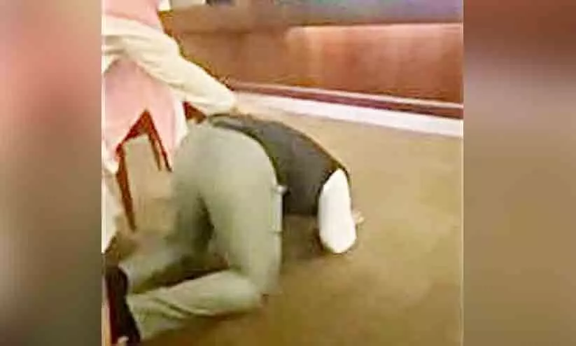 ദൈവത്തിന്​ സ്​തുതി; കണ്ണീർ തുടച്ച്​ ‘സുജൂദ്​’ ചെയ്​ത്​ ഇറാഖി സയാമീസ്​ ഇരട്ടകളുടെ പിതാവ്​