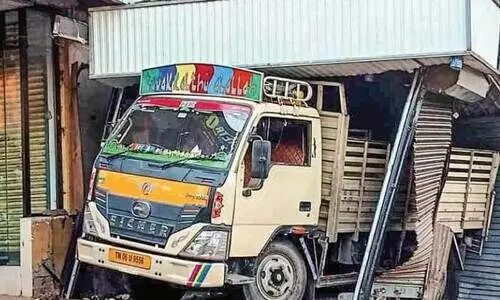 മിനിലോറി കടയിലേക്ക് ഇടിച്ചു കയറി