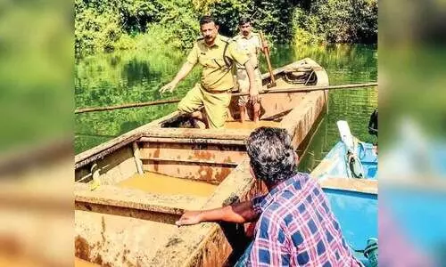 കടലുണ്ടിപ്പുഴയിൽ മണലൂറ്റ് സജീവം; തോണികൾ പിടികൂടി
