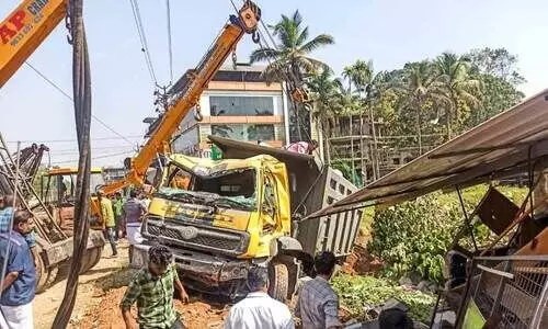 ലോറി ചതുപ്പിലേക്ക് മറിഞ്ഞു