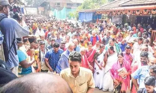 തിരുവാഭരണഘോഷയാത്രക്ക് ആയിരങ്ങൾ