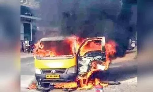 ഓടിക്കൊണ്ടിരുന്ന വാഹനം കത്തിനശിച്ചു