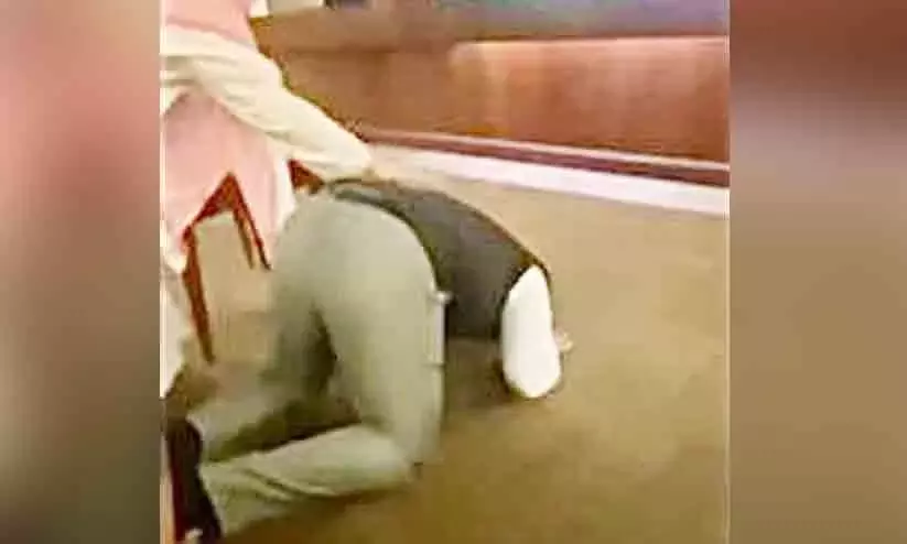 ദൈവത്തിന്​ സ്​തുതി; കണ്ണീർ തുടച്ച്​ ‘സുജൂദ്​’ ചെയ്​ത്​ ഇറാഖി സയാമീസ്​ ഇരട്ടകളുടെ പിതാവ്​